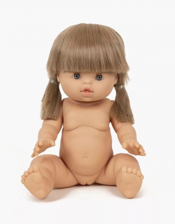 Yzé est une jolie poupée en vinyle blondinette de 34 cm qui sent bon la vanille. C’est une exclusivité de Minikane